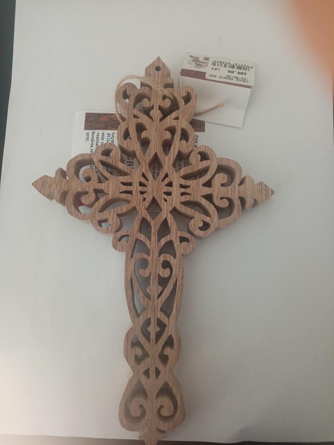 Cruce din lemn traforată pentru perete agp-m2