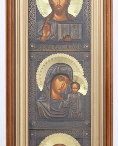Icoană triptic aurită cu ramă din lemn sculptată în partea de sus și realizată prin serigrafie sof-2060021