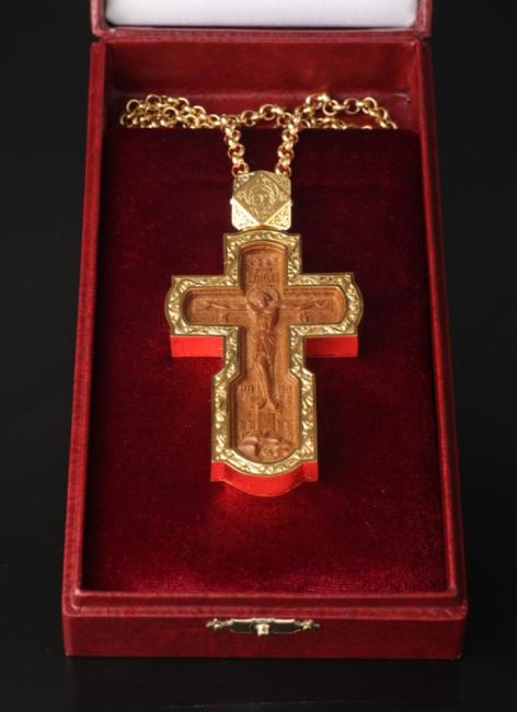 Cruce pectorală aurită cu inserție din lemn sculptat sof-5110352